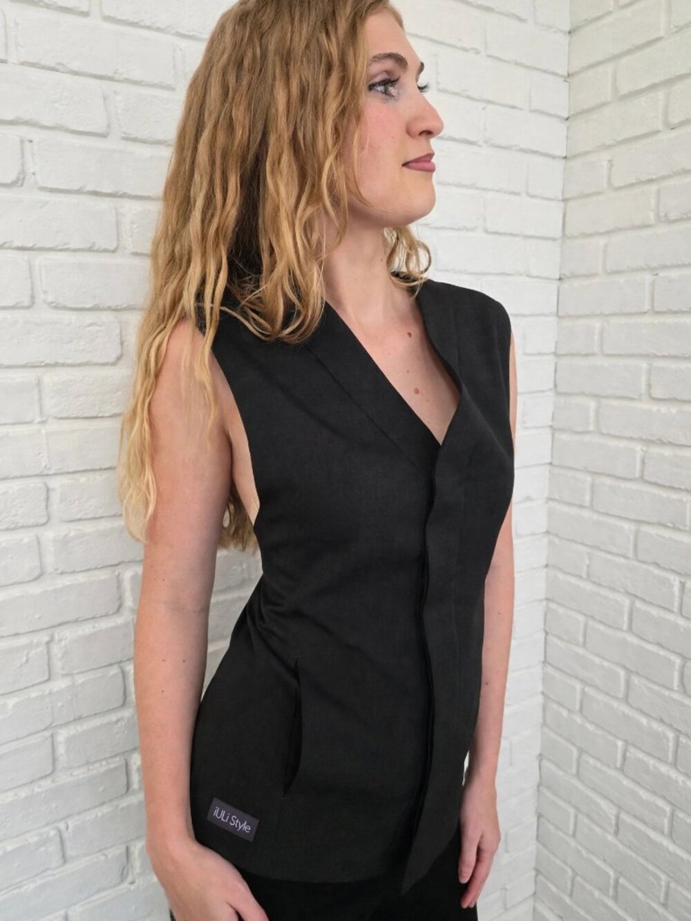 iULi Style Black Sleeveless V-Neck Vest Top